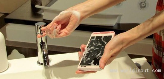 日本公司推出世界第一台可洗手机.jpg