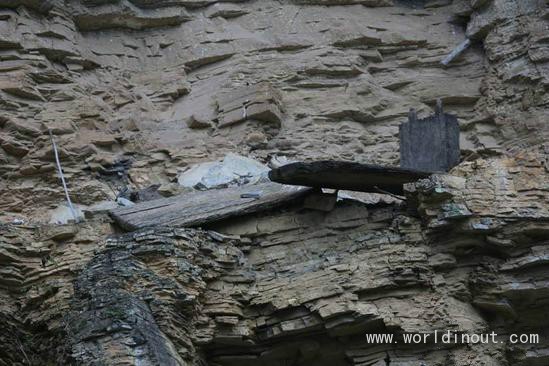 131 hanging coffins found in Hubei